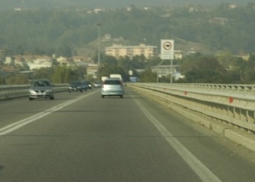 Automobilisti sventano un suicidio sul ponte