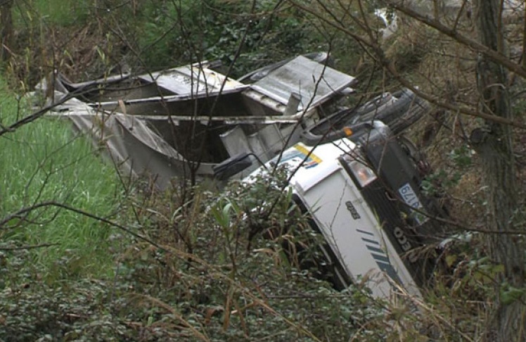 CRONACA: Camion in un burrone, morto l’autista