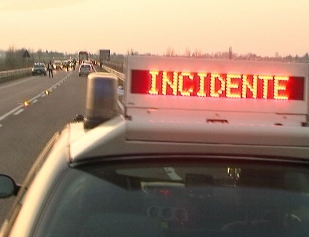 CRONACA: Si toglie il maglione a 120 Km/h e va a sbattere!