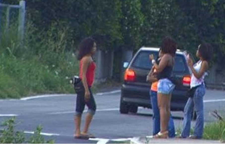 CRONACA: Un 47enne fermato con 4 prostitute in auto