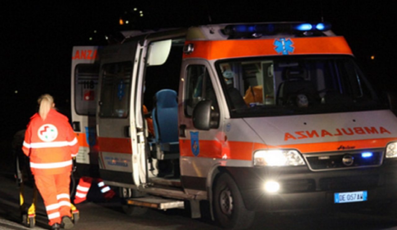 Cade dal balcone e muore a 49 anni