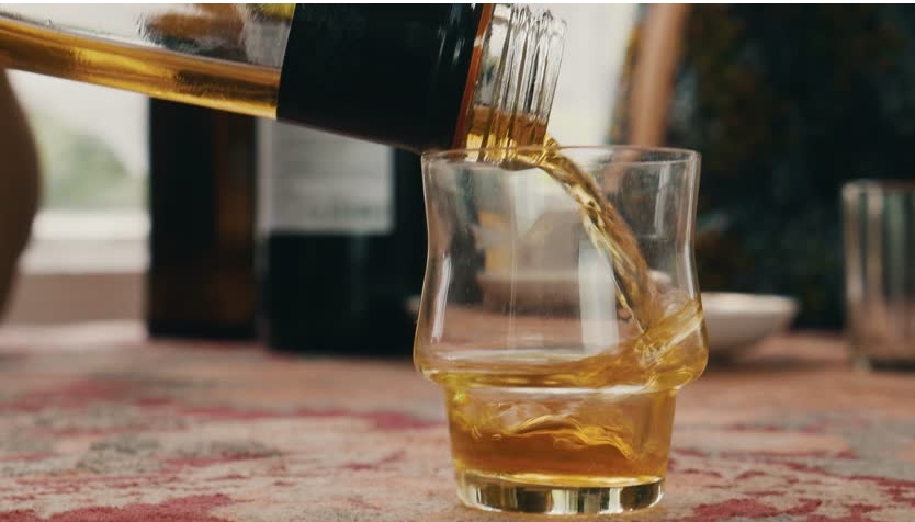 Alcol servito a minorenni: denunciato titolare di un bar