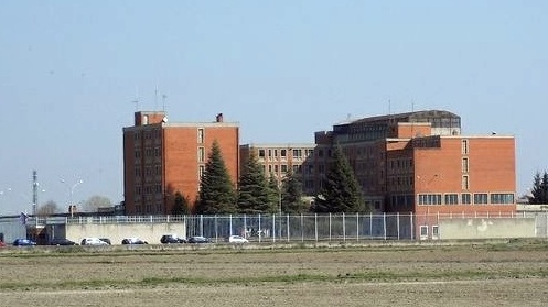 Detenuto sfonda un muro della cella al carcere di Vercelli