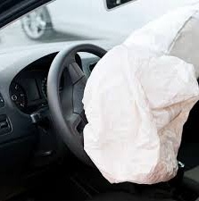 L'airbag gli scoppia addosso: ferito un 21enne