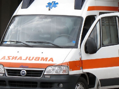 Muore a 31 anni mentre nuota in piscina