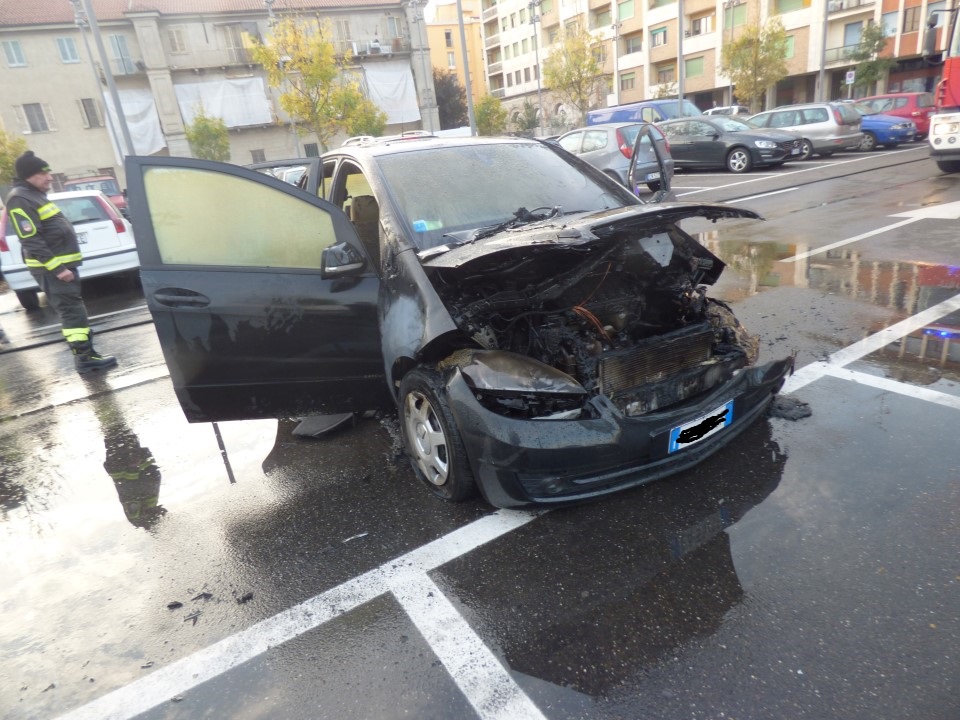 Auto incendiata al parcheggio Pisu di Vercelli