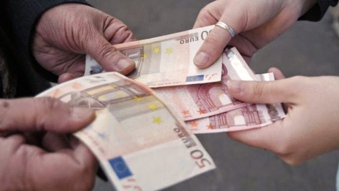 TRUFFE: “Sua figlia ha un debito con noi, ci dia i soldi”