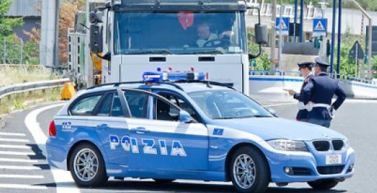 Ubriaco, fugge dalla Polizia e si schianta