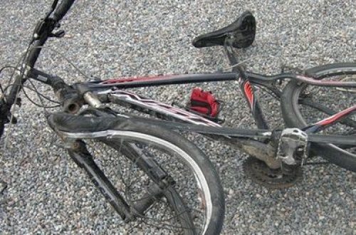 Ciclista muore cadendo