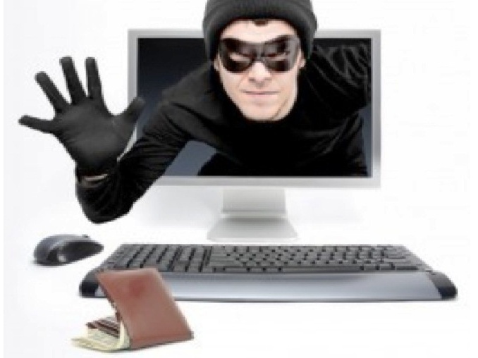 Falso assicuratore truffava on-line