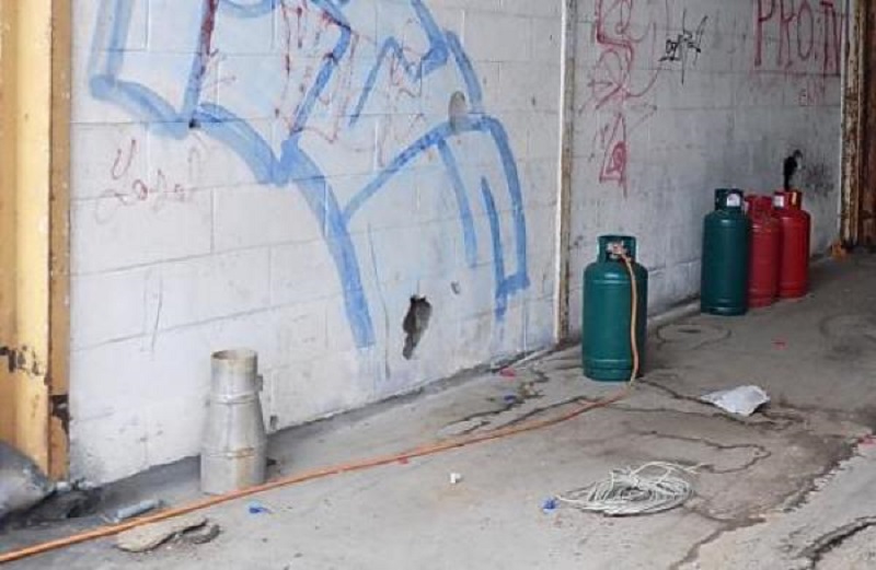 Bombole pericolose abbandonate nel rudere