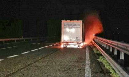 Camion incendiato traffico A4 in crisi