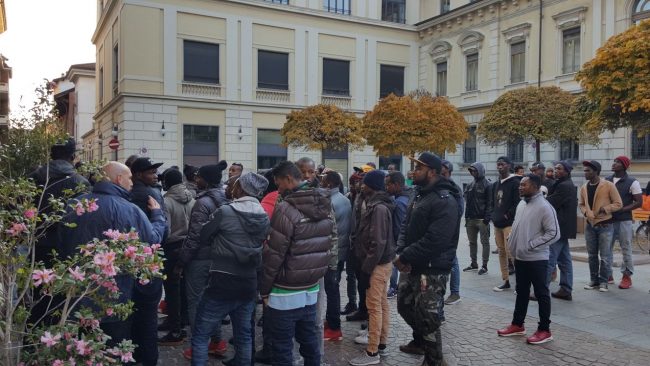 Immigrati protesta davanti alla Prefettura – VIDEO