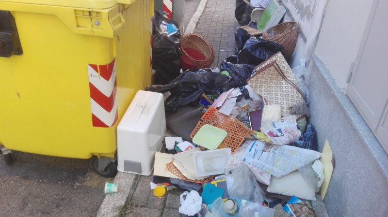 Marciapiede ostruito per la spazzatura