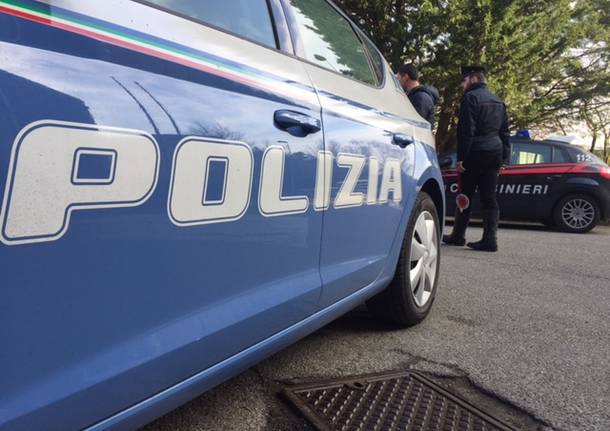 Poliziotti aiutano l’uomo caduto nel condotto