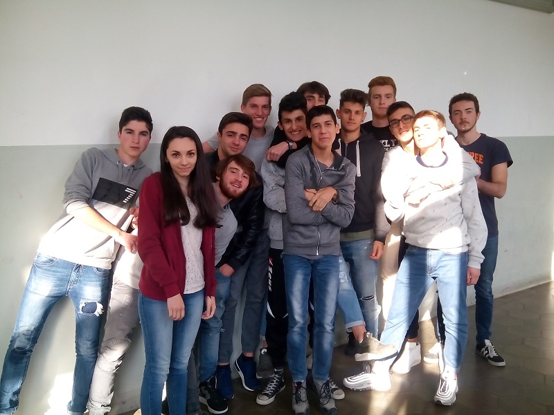 Pianeta edilizia studenti Cavour a Restructura