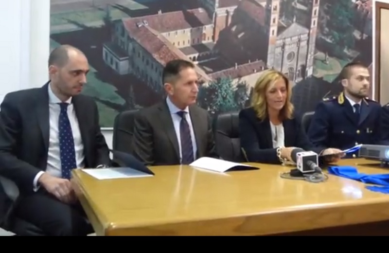 Bimbi maltrattati video conferenza stampa