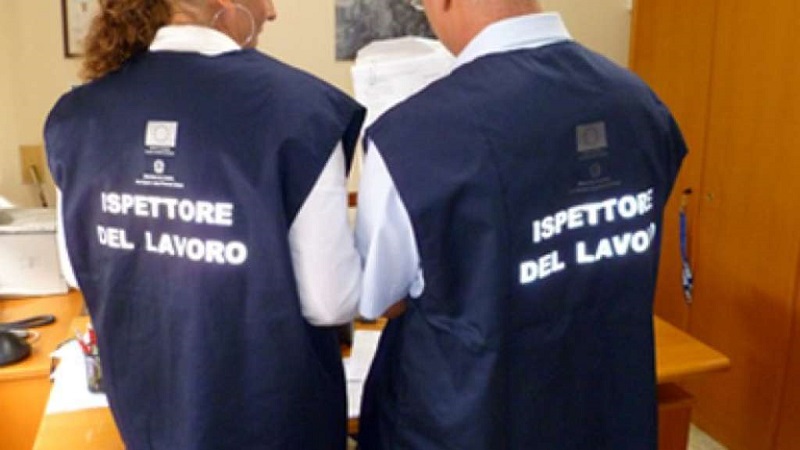 Lavoro nero per tre dipendenti, attività sospesa