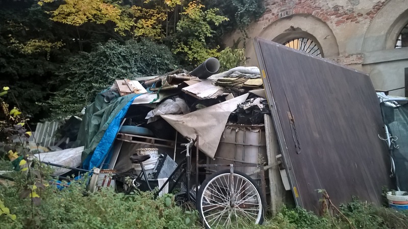 Assediati dalla spazzatura il video della discarica