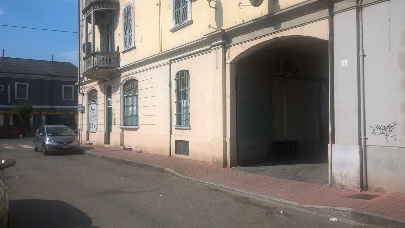 Notte folle in via Scalise: cubiste sui cofani delle auto