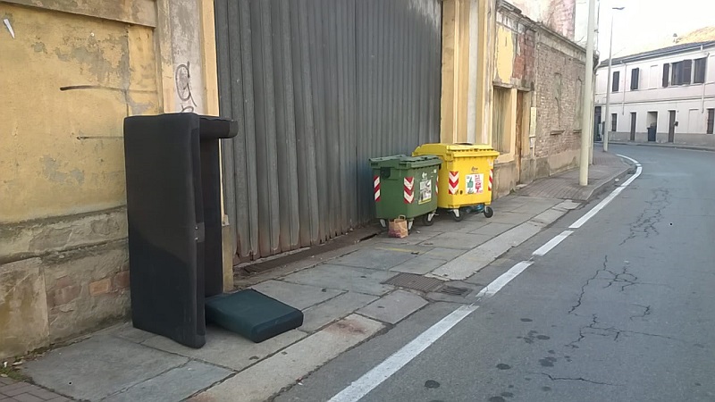 Mobili abbandonati sul marciapiede