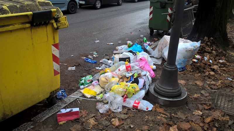 Rifiuti sulle strade l’ennesimo scempio