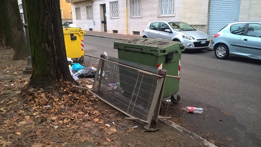 rifiuti sulla strada, vercelli