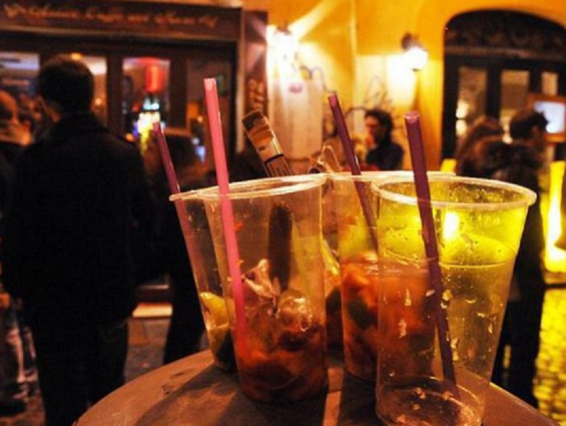 Notte Capodanno no alle bevande in vetro