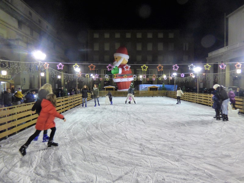 Brilla il Natale attiva la pista di pattinaggio
