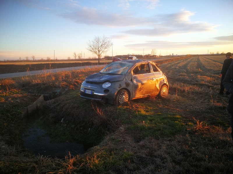 Auto fuori strada incidente a Formigliana