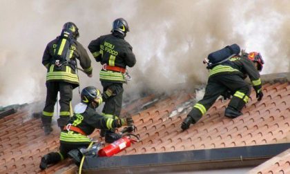 Tetto di una casa in fiamme a Pezzana