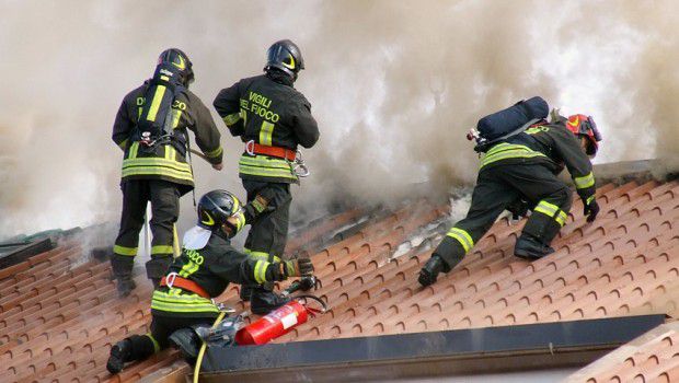 Tetto di una casa in fiamme a Pezzana