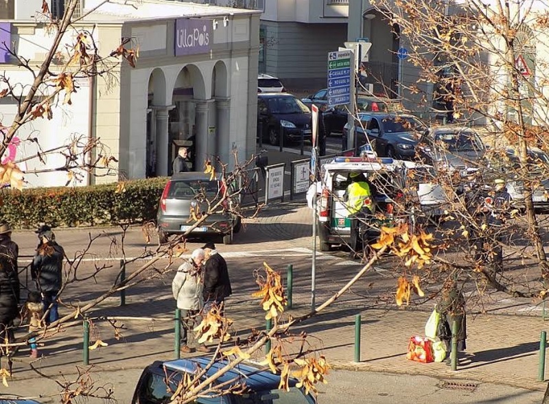 Giovane investita sulle strisce in via Paggi