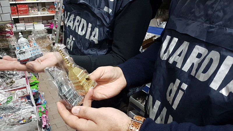 Blitz Guardia di Finanza: sequestrati anche falsi coralli