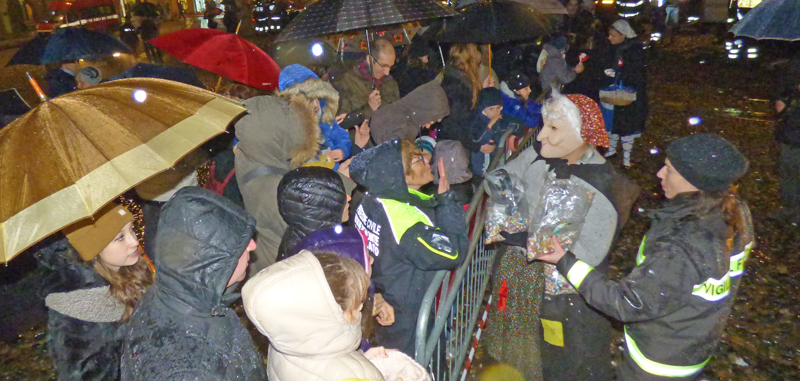 Befana vercellese scende nel diluvio