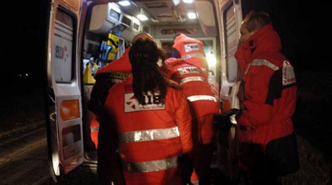 Esce di strada con la sua auto: donna in codice rosso