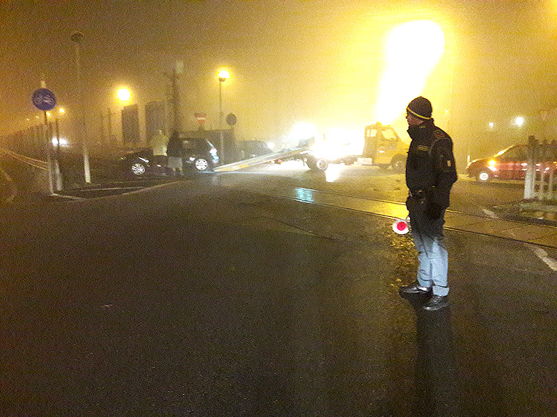 Sbaglia svolta e imbocca la ferrovia!