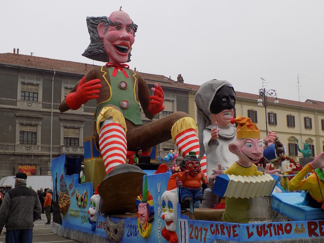 Hangar per il carnevale: proposta assurda