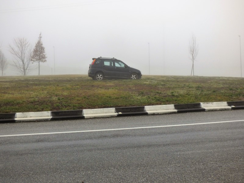 Auto nella rotonda in fondo a Via Manzone