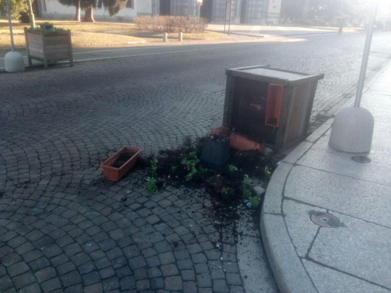 Vandali in azione davanti a Sant’Andrea