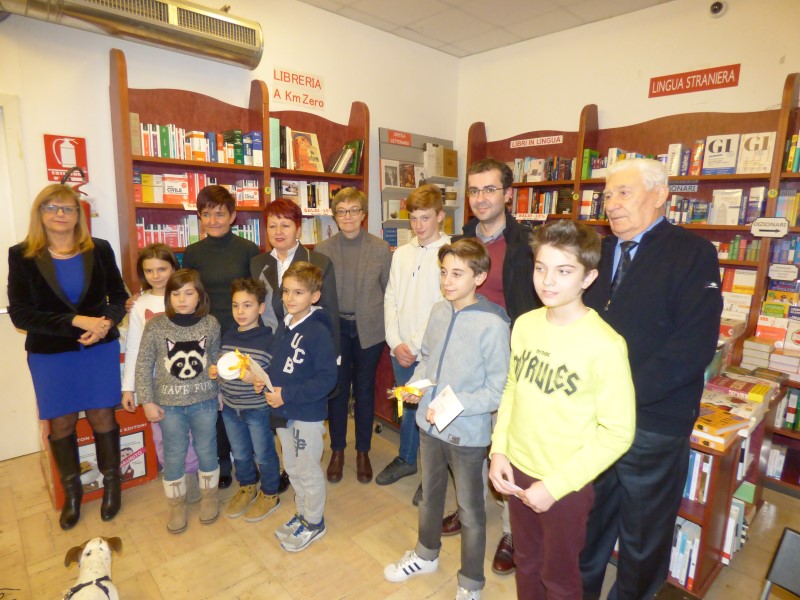 Giovani artisti premiati da La Rete per i disegni sull’anfiteatro