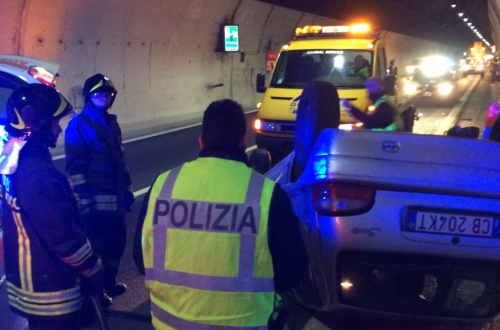 Ribaltamento in autostrada salva per miracolo