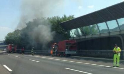 Camion a fuoco sull'autostrada A26