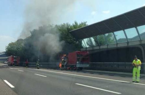 Camion a fuoco sull’autostrada A26