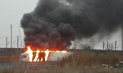 Autocarro a fuoco sull'autostrada vicino a Greggio