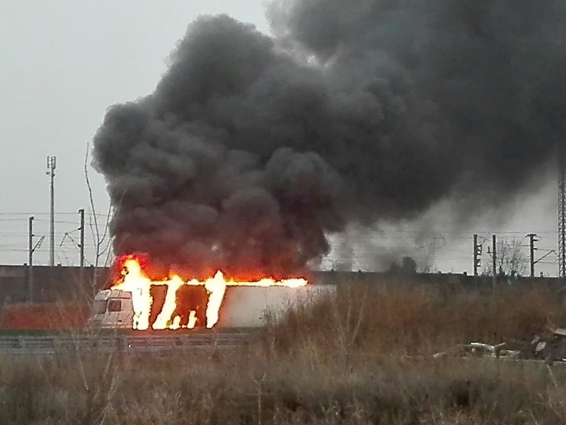 Autocarro a fuoco sull’autostrada vicino a Greggio