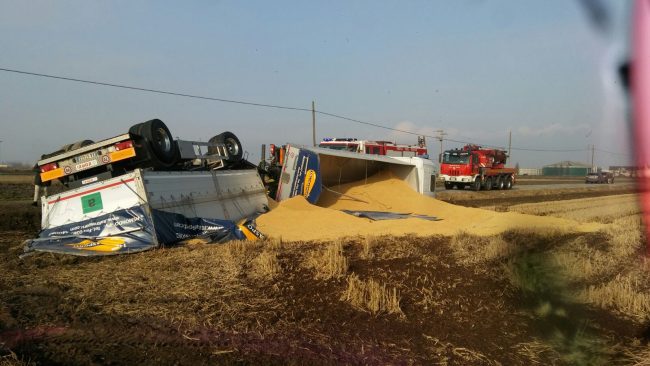 Incidente Casalvolone si rovescia autotreno