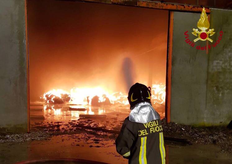 Incendio Corteleona Fiamme domate resta allarme ambientale