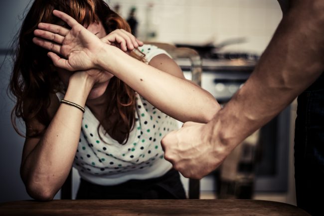 Atroce femminicidio nel novarese: donna uccisa a botte