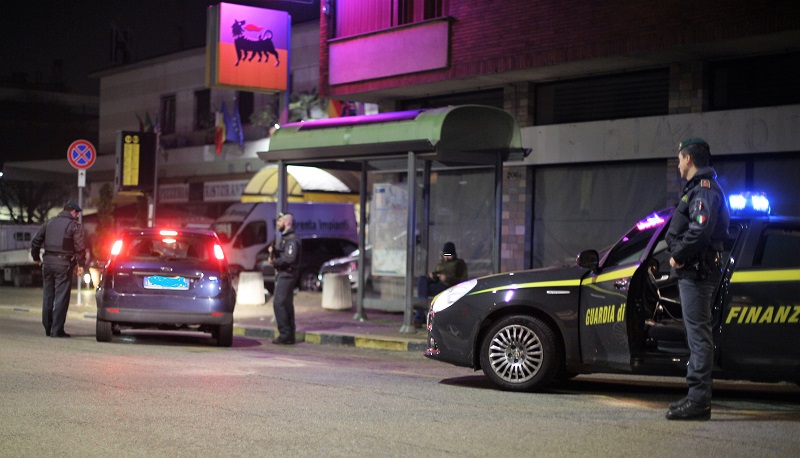 Ubriaco alla guida fugge e s’incastra in una sbarra